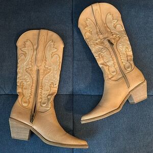 Light Brown/Tan cowboy boots SZ 10 mid calf